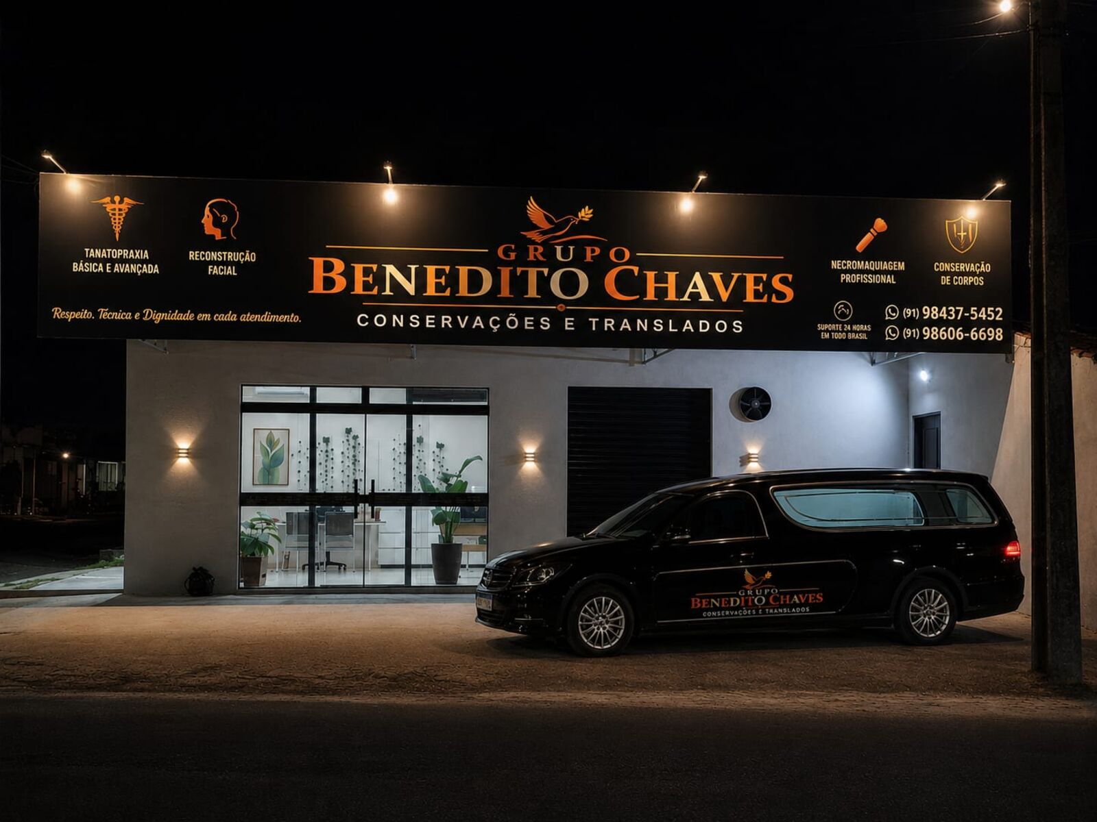 Fachada iluminada do Grupo Benedito Chaves em Castanhal, com o carro funerário estacionado à frente.